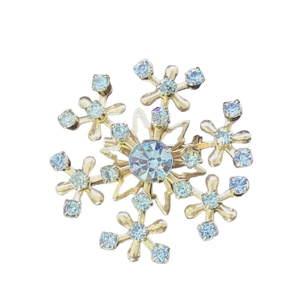 Vintage Sliver tone Holiday Snowflake Brooch Pin In Light Blue Rhinestones
